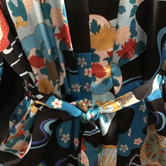 Frederick’s of Hollywood Short Kimono with pockets on sides - Picture 6 of 13